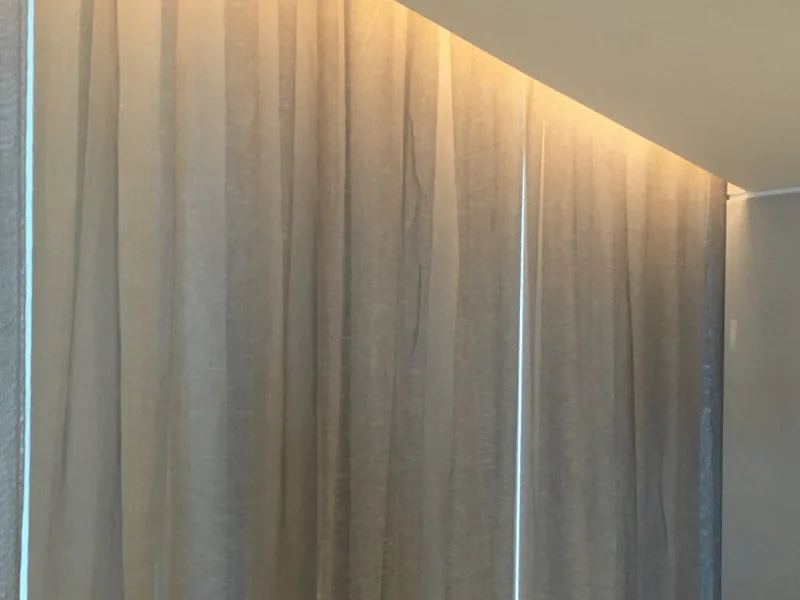 Cortineros con iluminación integrada — proyecto PRAGA